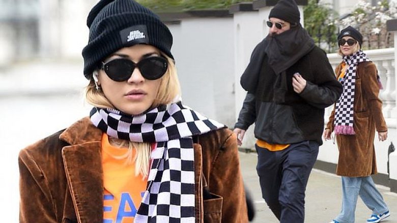 Nuk qëndron e vetë-izoluar në shtëpi, Rita Ora fotografohet me stil të veçantë gjersa shëtitet rrugëve të Londrës