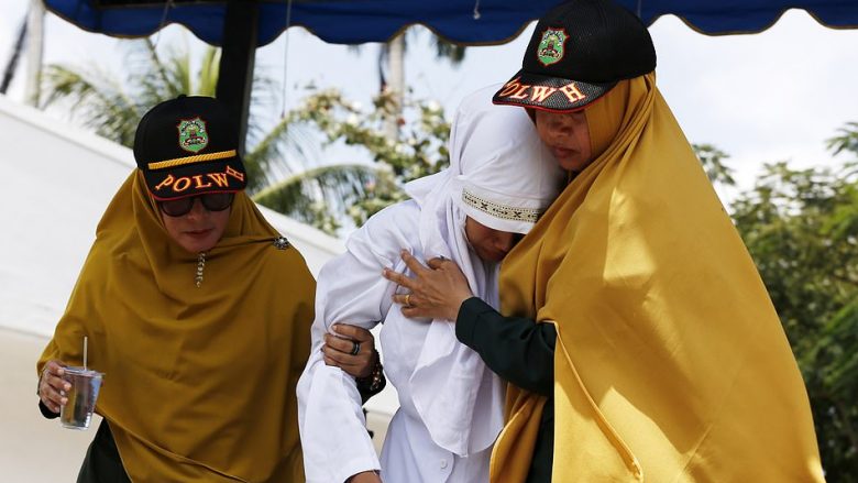Kreu marrëdhënie seksuale jashtë martese, gruaja indoneziane fshikullohet me kamxhik – dhjetëra njerëz u mblodhën për të parë “poshtërimin e saj”