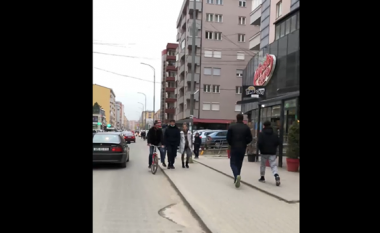Mbushen rrugët e Fushë Kosovës, qytetarët nuk duan t’ia dinë për coronavirusin