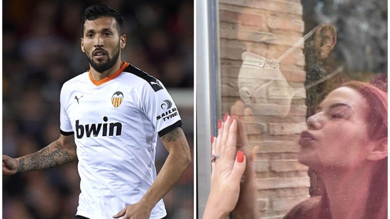 Mbrojtësi i Valencias, Garay i vetizoluar në shtëpi – foto me gruan e tij duke shprehur dashurin me dritaren që i ndanë po bën xhiron e botës