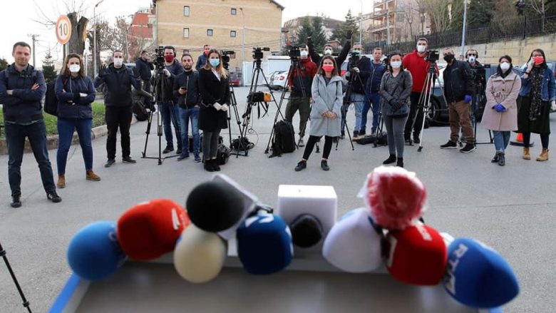 Gazetarëve dhe punonjësve tjerë medial nuk u kufizohet lëvizja, me vete ta kenë ID-në e punës