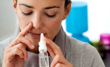 Mjekët paralajmërojnë: Kujdes me pikat për hundë, nuk ndihmojnë te alergjitë, mos i përdorni më shumë se pesë ditë