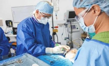 Nuk tregoi se ishte me coronavirus para operacionit në hundë, pacienti infekton tre mjekët – detajet e ngjarjes në Itali