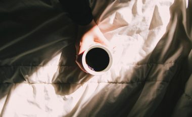 Mirëmëngjesi! A e dini që një filxhan kafe mund t’ju shpëtojë nga vdekja e hershme?