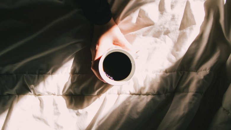 Mirëmëngjesi! A e dini që një filxhan kafe mund t’ju shpëtojë nga vdekja e hershme?