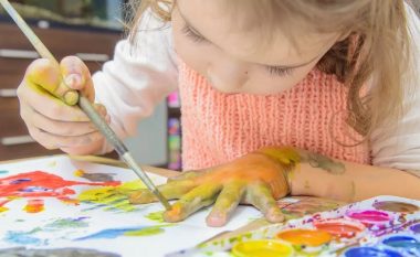 Fëmijët inteligjentë mbi mesataren i vizatojnë këto tridhjetë gjëra: Si e zbulon pikturimi gjeniun e vogël!