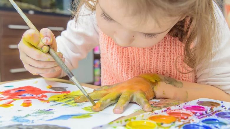 Fëmijët inteligjentë mbi mesataren i vizatojnë këto tridhjetë gjëra: Si e zbulon pikturimi gjeniun e vogël!