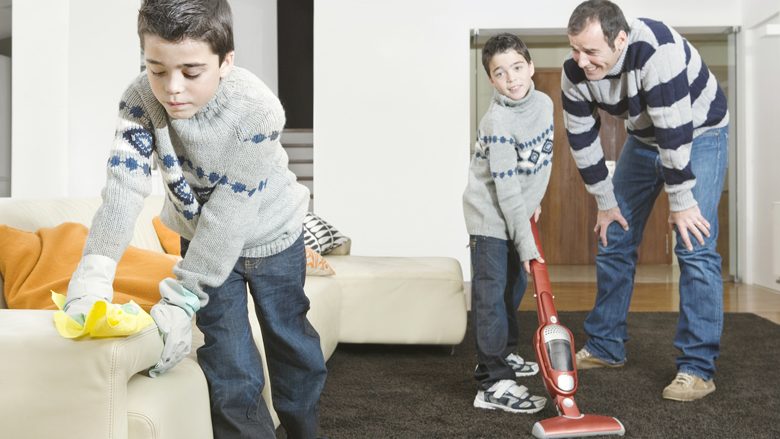 Prindër, e keni gabim nëse fëmijët nuk i angazhoni në punët shtëpiake: Etika e punës është e rëndësishme që nga fëmijëria