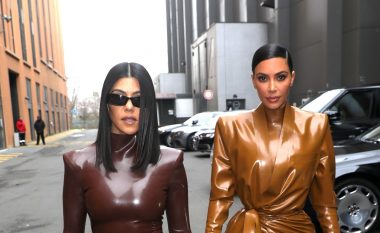 Kourtney dhe Kim Kardashian vishen njësoj