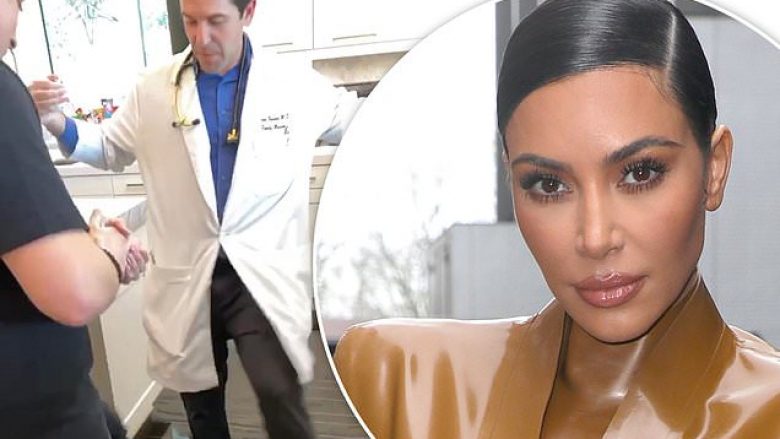 Jo me bërryla e as shtrëngim duarsh, Kim Kardashian jep një ide më të mirë se si të përshëndeten njerëzit pa rrezikuar të infektohen