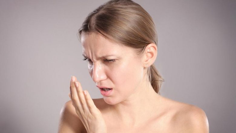 Keni dhëmbë të shëndetshëm, por ju vjen erë e keqe nga goja? Mund të jetë shenjë e sëmundjes serioze!
