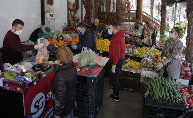 Abuzuan me çmimet e perimeve, procedohen penalisht 4 tregtarë në Tiranë