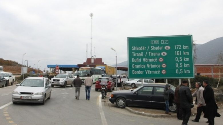 Shqipëria ndalon hyrjen e veturave nga Kosova, lejohen autoambulancat, automjetet qeveritare dhe komerciale
