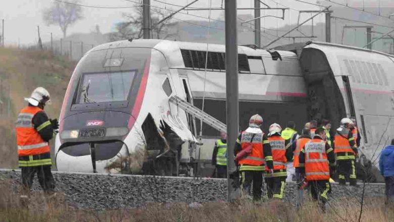 Treni del nga shinat në Francë, 20 të lënduar – shoferi dërgohet me helikopter në spital