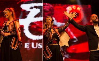 Leonora Jakupi me veshje kombëtare në koncertin e Epopesë së UÇK-së, bën simbolin e shqiponjën me kolegun Gold AG