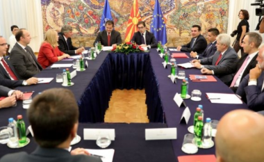 Përveç mjekëve, edhe politikanët të parët do të vaksinohen kundër COVID-19 në Maqedoni