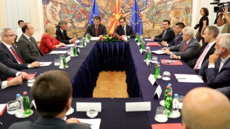Kryetarët e partive sot në takim tek presidenti Pendarovski