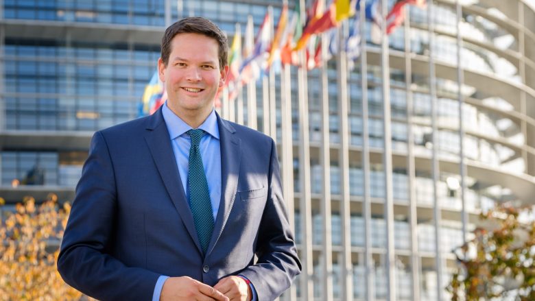 Eurodeputeti austriak Lukas Mandl, kërkon nga liderët politikë në Kosovë të mos prodhojnë krizë por të bashkohen kundër coronavirusit