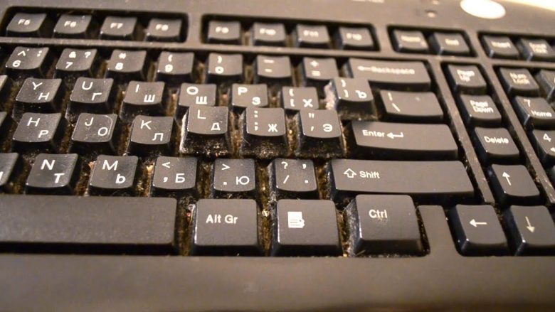 Tastiera e kompjuterit apo laptopit është një hapësira shumë e papastër, pastrojeni me lehtësi nëpërmjet një metode shumë të thjeshtë