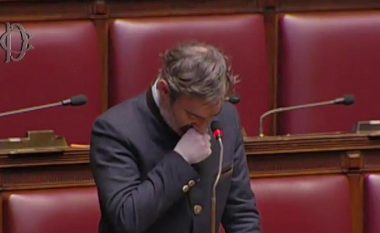 Deputeti italian nuk mban dot emocionet, gati shpërthen në lot kur flet për viktimat nga coronavirusi