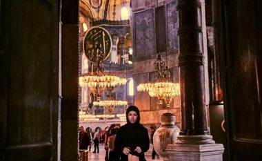 Turqia lëshon fletë-arrest për modelen e “Playboy”, Marisa Papen e cila pozoi nudo para xhamisë ‘Hagia Sophia’ dhe katedrales ‘Notre-Dame’ (Foto, +18)