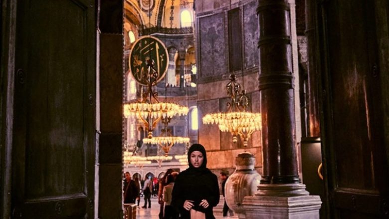 Turqia lëshon fletë-arrest për modelen e “Playboy”, Marisa Papen e cila pozoi nudo para xhamisë ‘Hagia Sophia’ dhe katedrales ‘Notre-Dame’ (Foto, +18)