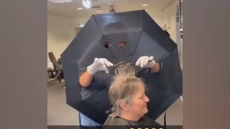 Coronavirusi, floktarja preu vrimat në një ombrellë për duart e saj – në mënyrë që të shmang kontaktin me klientët