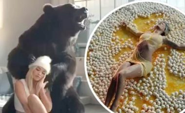 Nën përqafimin e ariut dhe e shtrirë mbi vezët e thyera - Rita Ora tregon anën e saj artistike në klipin e ri