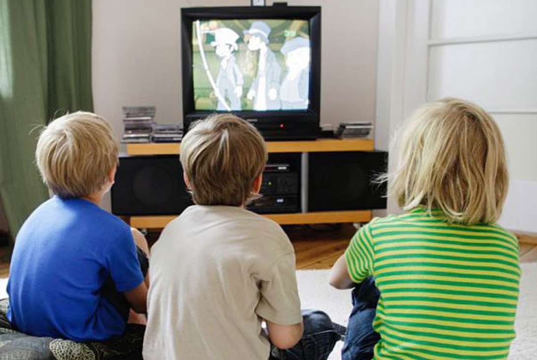 Дети перед телевизором. Мальчик перед телевизором. Дети смотрят телевизор. Телевизор для детей. Мальчик смотрит телевизор.