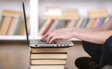 Pas mbylljes së shkollave, MASHTI nis përgatitjet për të ofruar mësim online