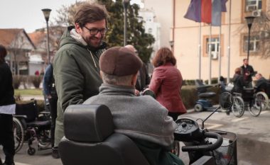 Në Prishtinë në shpërndahen 500 pajisje ndihmëse për personat me aftësi të kufizuara