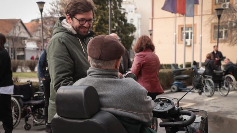Në Prishtinë në shpërndahen 500 pajisje ndihmëse për personat me aftësi të kufizuara