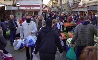 Basha publikon foton nga tregu në Tiranë: Grumbullime si këto janë të rrezikshme