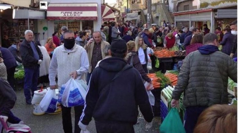 Basha publikon foton nga tregu në Tiranë: Grumbullime si këto janë të rrezikshme