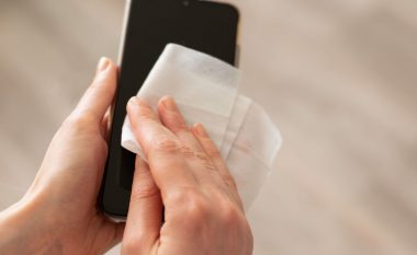 Coronavirusi: A duhet ta pastrojmë telefonin shpesh?