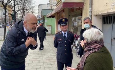 Rama ec nëpër rrugët e Tiranës, ‘përzë’ në shtëpi kalimtarët për shkak të Coronavirusit