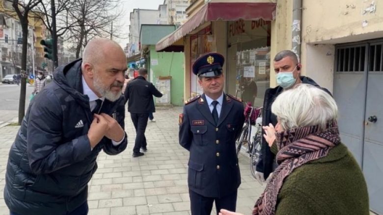 Rama ec nëpër rrugët e Tiranës, ‘përzë’ në shtëpi kalimtarët për shkak të Coronavirusit