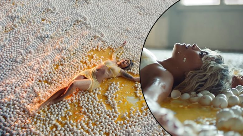 Rita Ora kritikohet për skenën me vezë në klipin e ri, fansat e quajnë shpenzim të kotë të vezëve në këtë kohë krize ushqimi