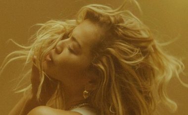 Rita Ora publikon prapaskenat e xhirimit të klipit “How to be Lonely”
