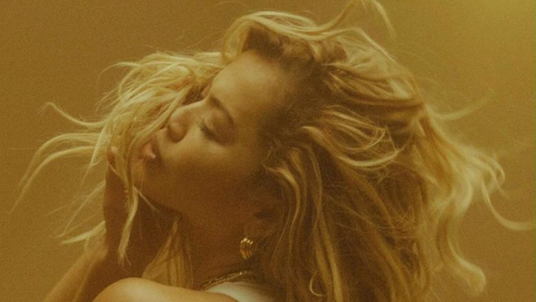 Rita Ora publikon prapaskenat e xhirimit të klipit “How to be Lonely”