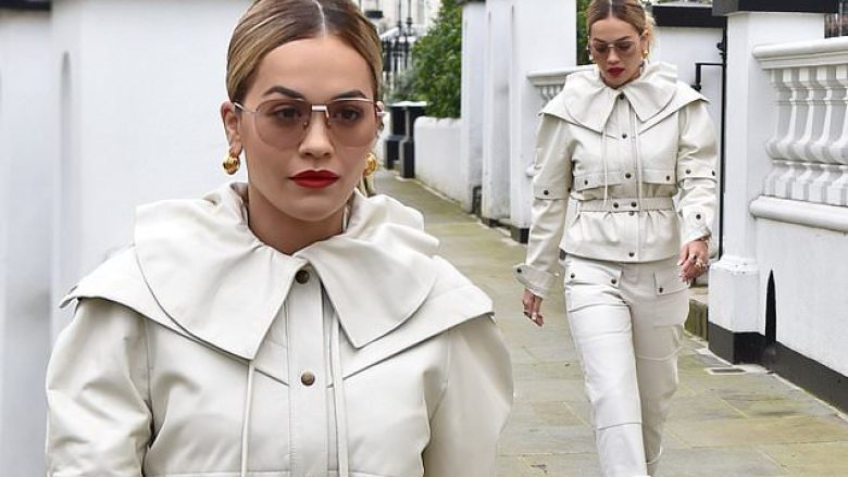 Rita Ora mahnit në të bardha, duket atraktive teksa fotografohet rrugëve të Londrës