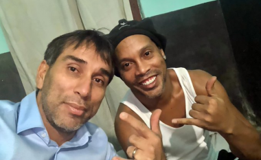 Ish-sulmuesi i Paraguait zbulon se Ronaldinho është i pikëlluar me qëndrimin në burg – kërkon të ndihmohet në lirimin e tij