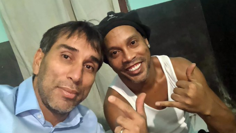 Ish-sulmuesi i Paraguait zbulon se Ronaldinho është i pikëlluar me qëndrimin në burg – kërkon të ndihmohet në lirimin e tij