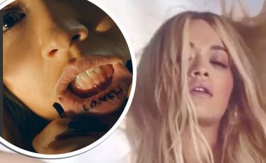 "Lexoni në buzët e mia", Rita Ora ka shkruar fjalën "e vetmuar" nën buzë që lidhet me këngën e saj të re por edhe karantinimin