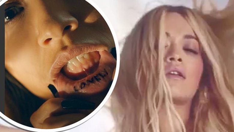 “Lexoni në buzët e mia”, Rita Ora ka shkruar fjalën “e vetmuar” nën buzë që lidhet me këngën e saj të re por edhe karantinimin