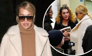 E freskët dhe me shumë xhentilesë, Rita Ora nuk heziton t'i gëzojë fansat me autografe pas aterimit në Aeroportin e Londrës