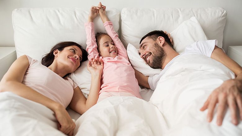 Mos u ankohuni që fëmija nuk dëshiron të flejë pa ju në krevat – kjo në të vërtetë është gjë e mirë