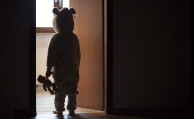 Somnambulizmi nuk është as sëmundje as çrregullim: Si duhet reaguar kur fëmija ecën natën nëpër gjumë