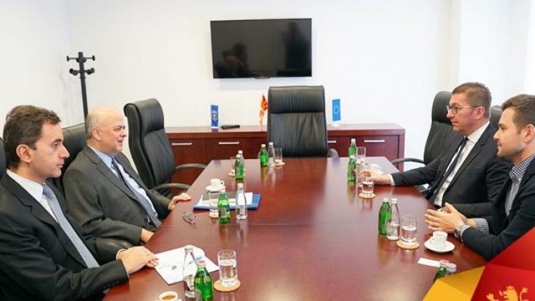 Mickoski takohet me ambasadorin grek, nuk flasin për marrëveshjen e Prespës
