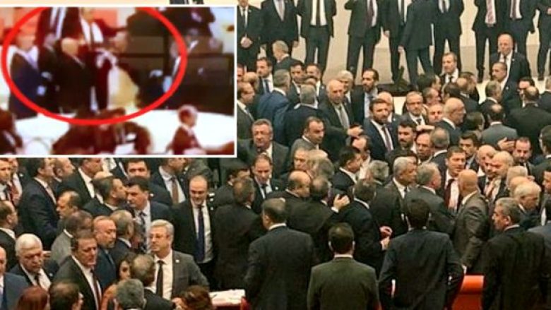 Deputeti opozitar “fyeu” presidentin Erdogan, shpërthejnë grushtet në parlamentin turk
